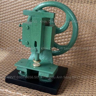 Khắc dấu ép nổi logo cao cấp