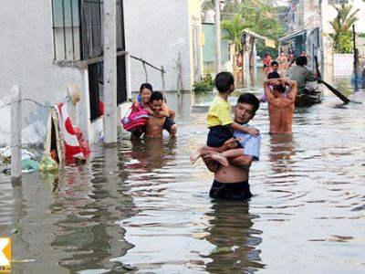 TPHCM: Dân hoảng loạn bồng bế nhau chạy lũ
